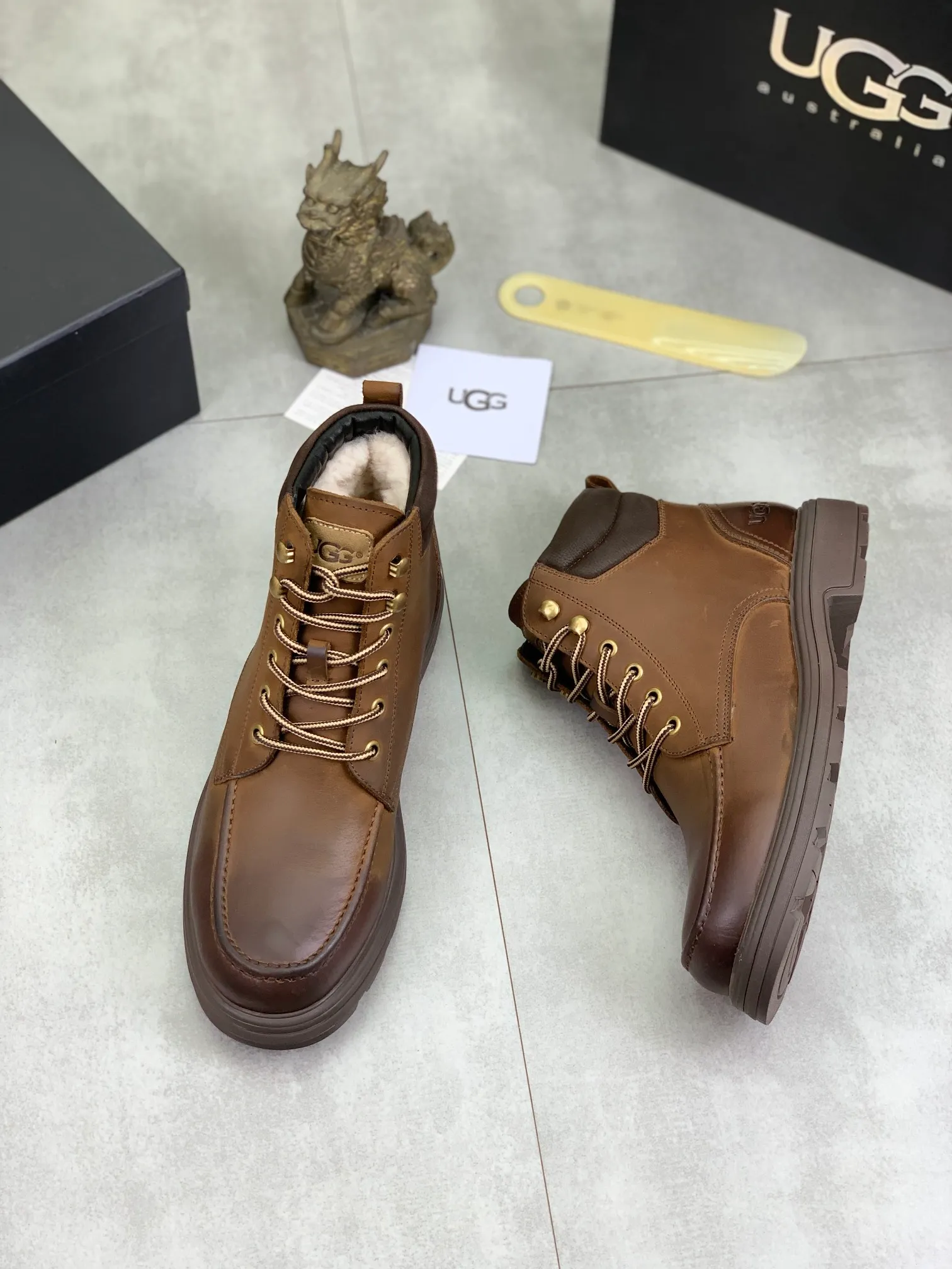 Factory price P640 💶[UGG] (full wool lining) Top-end high-quality fur integrated warm snow boots from Australia's warm luxury men's shoes brand, UGG-5877 official website synchronized, made of imported cowhide, carefully sewn...Imported rubber outsole (comfortable, soft, wear-resistant) The quality is really great...Exquisite workmanship, you can't put it down at first sight, code number: 39-44 Color: 3️⃣colors available